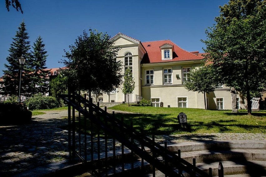 Przez 97 lat zapraszają do klasycystycznego pałacu. Najstarsza instytucja Wałbrzycha 6 grudnia 2023 obchodzi jubileusz!