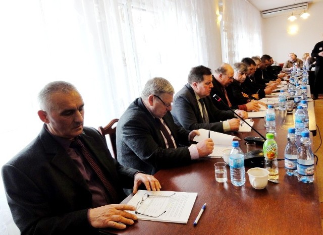 Rada Gminy Darłowo zadecydowała o likwidacji ZS Dąbki 5 kwietnia. Pierwszy z lewej to radny Jan Małecki