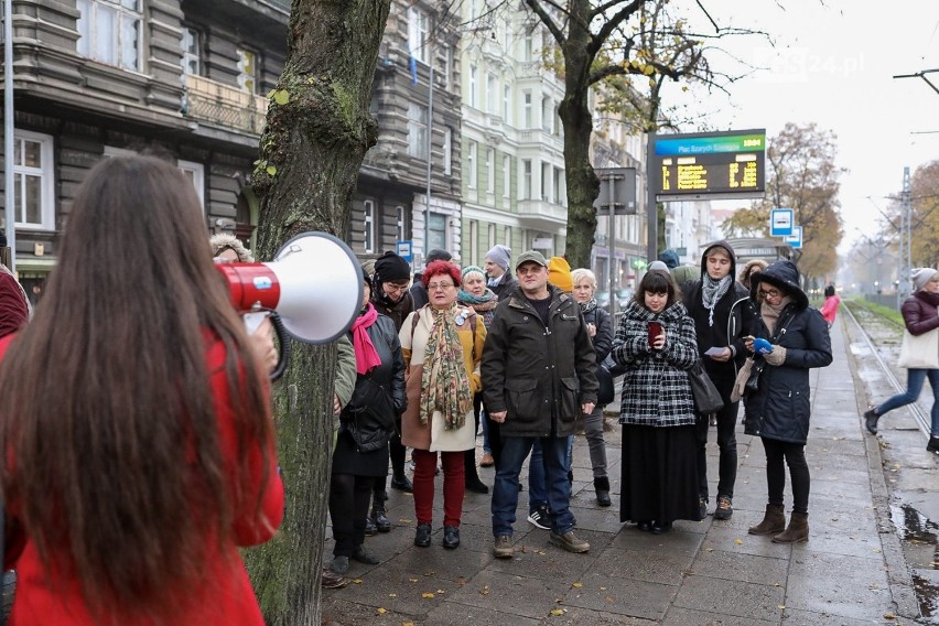 Walczą przeciwko wycince drzew na placu Szarych Szeregów w Szczecinie [ZDJĘCIA]