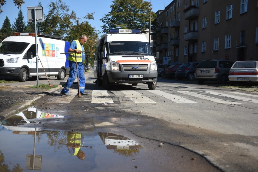 Łazarz: Awaria wodociągowa zalała ulice [ZDJĘCIA]