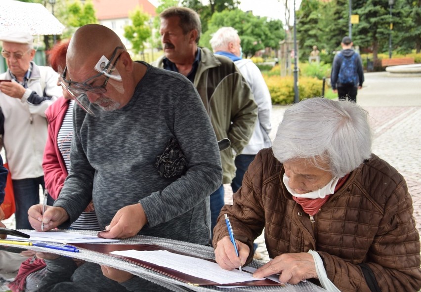 Listy poparcia dla Rafała Trzaskowskiego w Kędzierzynie-Koźlu. Mieszkańcy składają podpisy. "Jest moc"