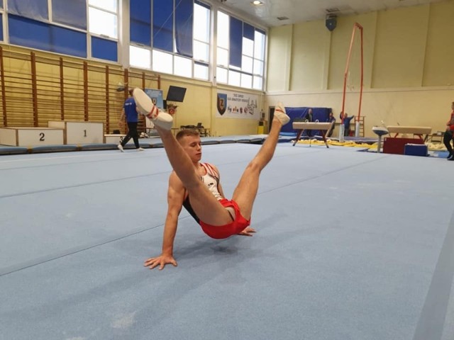 Filip Wroński intensywnie trenuje wszystkie elementy wchodzące w skład gimnastyki sportowej. Potrafi dokonywać rzeczy, które przeciętny człowiek z trudem jest w stanie sobie wyobrazić.