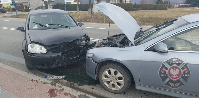 Strażacki emblemat, który na zdjęciu widać na boku jednego z rozbitych pojazdów, nie jest oznakowaniem tego wozu, ale sygnaturą strony facebook'owej, na której fotografia została udostępniona przez OSP Tęgoborze