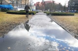 Przejście przez plac Mickiewicza suchą nogą graniczy z cudem