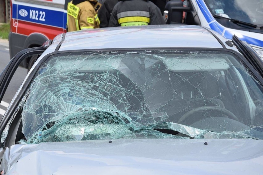 Wypadek w Niedomicach spowodowała pijana 21-latka. Wracała autem z wesela [ZDJĘCIA]