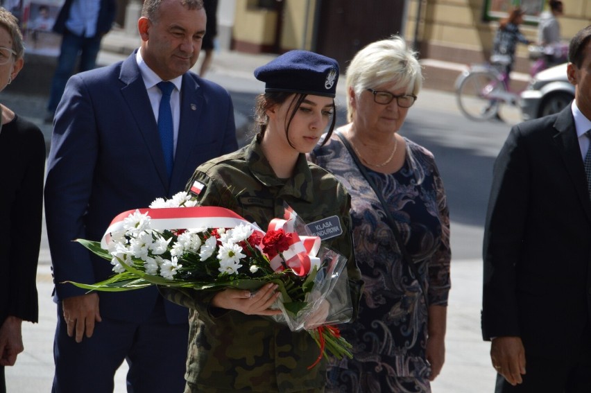 Pod Pomnikiem Żołnierza Polskiego złożono dziś (01.09.2021) kwiaty. W ten sposób upamiętniono 82. rocznicę wybuchu II Wojny Światowej [FOTO]