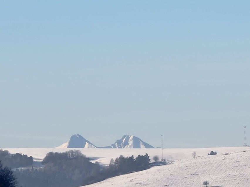 Piękna zima na Sądecczyźnie. Ośnieżone Tatry widać jak na dłoni. Tak prezentują się z Palenicy w Żegiestowie [ZDJĘCIA]