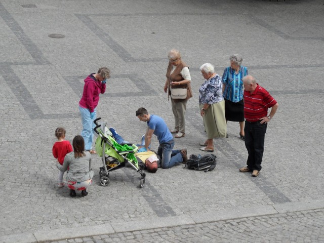 Prowokacja, jaka miała miejsce na tarnogórskim Rynku w maju 2013. Po tym eksperymencie zdecydowano, aby organizować kursy pierwszej pomocy.