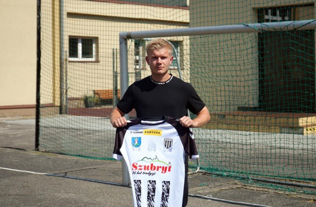 Nowym graczem Sandecji został 22-letni pomocnik, wychowanek Dunajca Nowy Sącz Eryk Galara. Ostatni sezon spędził w trzecioligowych Czarnych Połaniec