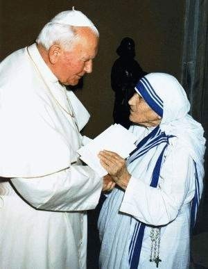 Msza beatyfikacyjna Matki Teresy była jedną z największych do tej pory ceremonii w Watykanie - przybyło na nią 400 tys. wiernych.