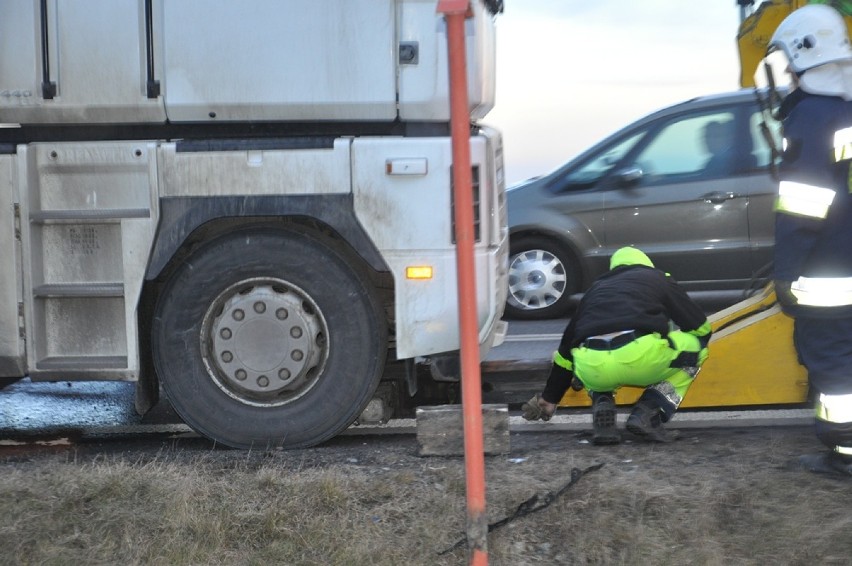 Wypadek dwóch ciężarówek i auta osobowego w Osieku (FOTO)