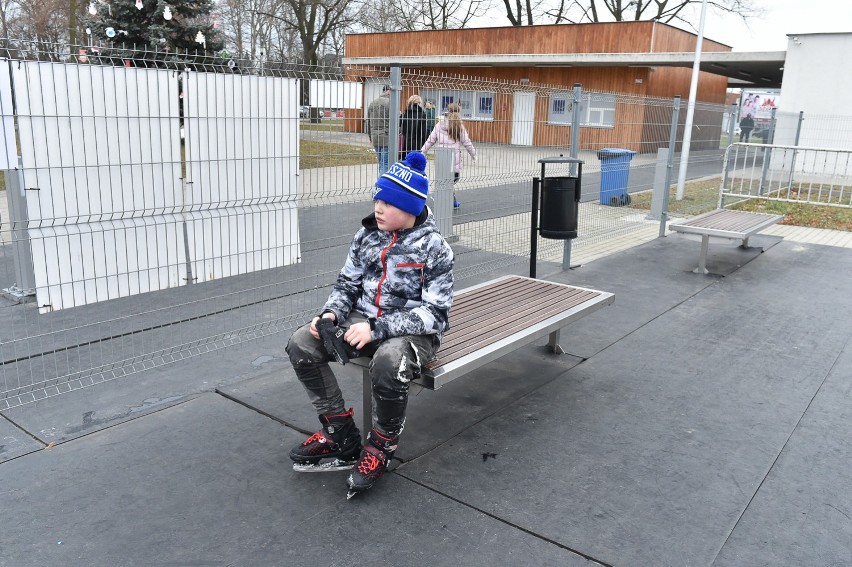 Leszno. Lodowisko oblężone od samych świąt. Chętnych nie brakuje [ZDJĘCIA]