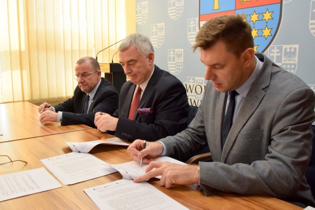 Burmistrz Sandomierza Marcin Marzec podpisuje umowę - miasto dostanie z Unii Europejskiej i budżetu państwa ponad 6 milionów złotych.
