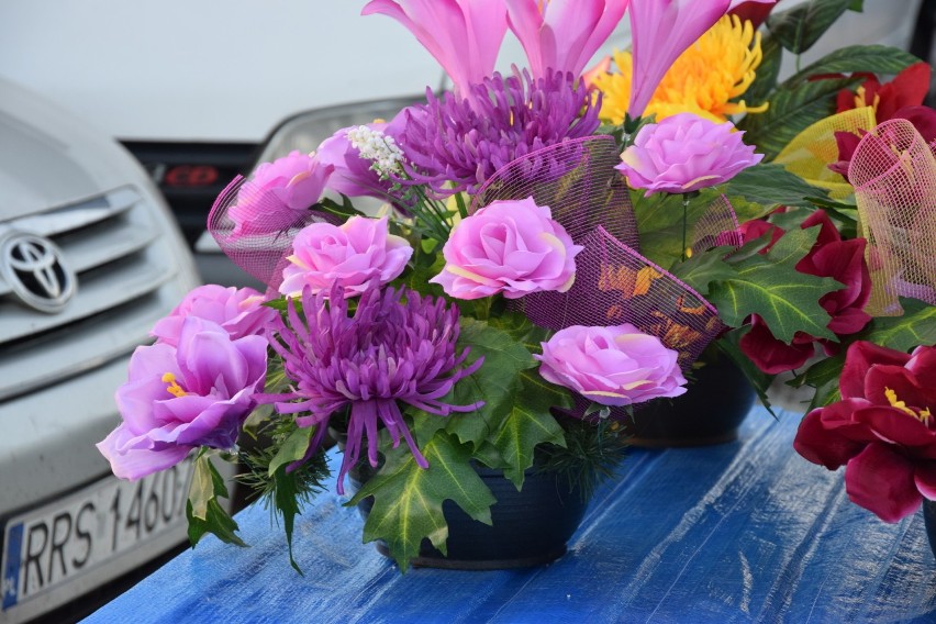 Kwiaty i znicze na giełdzie samochodowej na Załężu. Zobacz jakie wiązanki wybieramy na groby