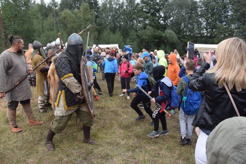 Rozpoczął się XVIII Jaćwieski Festyn Archeologiczny w Krzywólce. Pierwsze walki wojów za nami [zdjęcia]