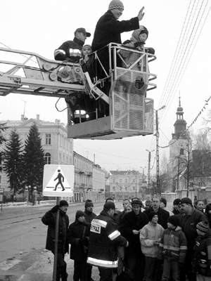 Do strażackiej drabiny, która wywoziła chętnych na wysokość 30 metrów, ustawiały się kolejki nastolatków	Fot. Dariusz Śmigielski