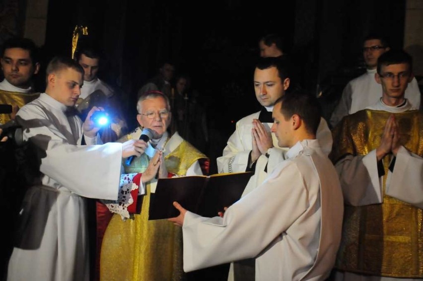 Kraków. Liturgia Wigilii Paschalnej z procesją rezurekcyjną w Katedrze Wawelskiej i w Bazylice Mariackiej