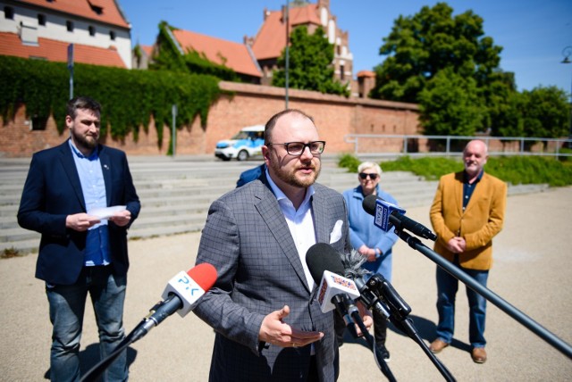 W pierwszym dniu na nowym stanowisku wiceprezydent Gulewski zorganizował konferencję prasową. Pojawił się na niej m.in. Michał Wojtczak (z prawej), który zastąpi Pawła Gulewskiego w Radzie Miasta Torunia