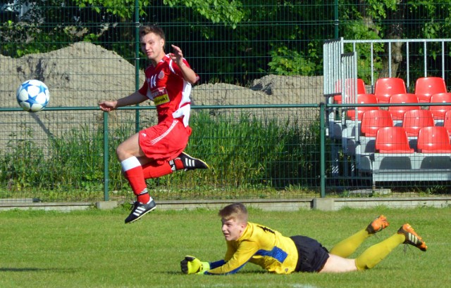 Dawid Skiernik w trudnej sytuacji potrafił ograć wadowickiego bramkarza. Rezerwa Soły pokonała w Oświęcimiu Skawę Wadowice 7:0.