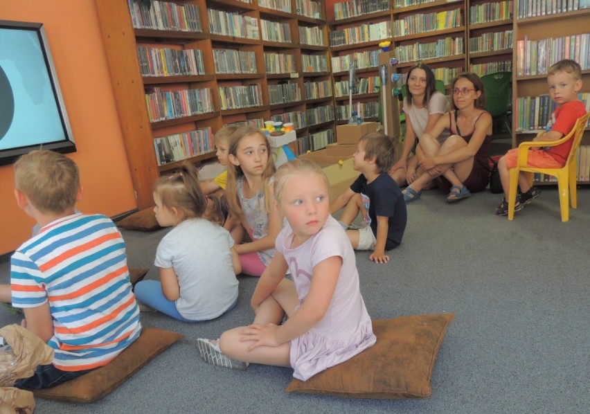 Wakacje w Miejskiej Bibliotece Publicznej w Lesznie. Dzieci bawią się tu i dowiadują nowych rzeczy [ZDJĘCIA]