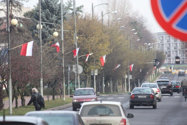 W przeddzień Dnia Niepodległości na ulicach Zawiercia wiszą już biało-czerwone flagi.