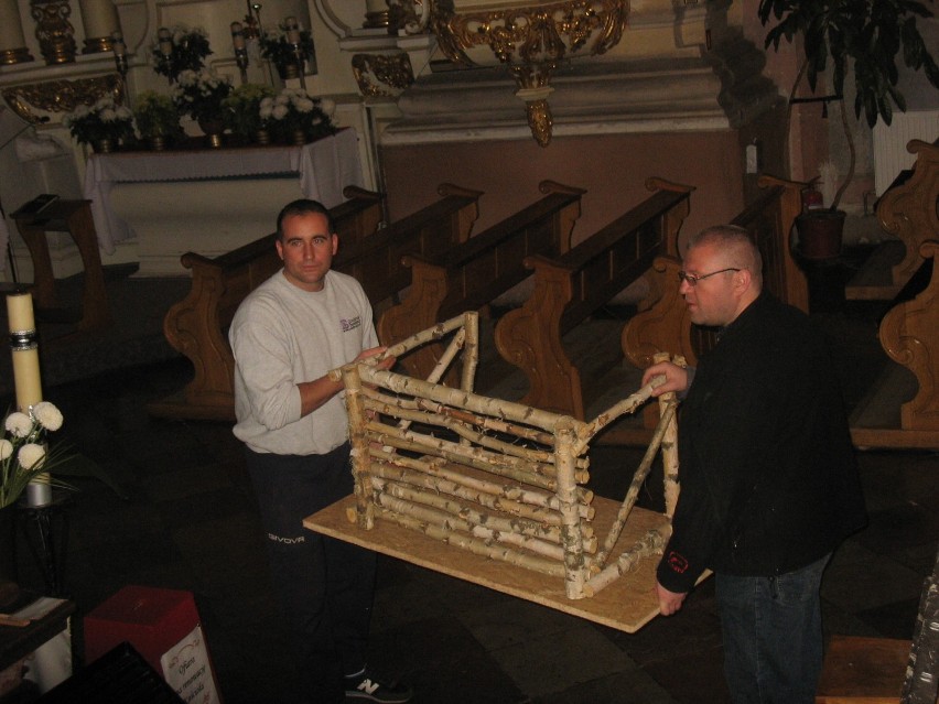 Trwa budowa szopki w klasztorze w Warcie