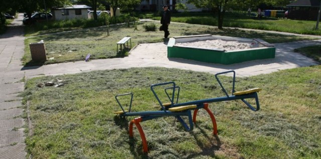 Na słabo wyposażony plac zabaw skarży się mieszkanka ulicy Karbońskiej. W wolnych chwilach zabiera dzieci na ten wybudowany przez Miejski Ośrodek Pomocy Rodzinie i do parku.