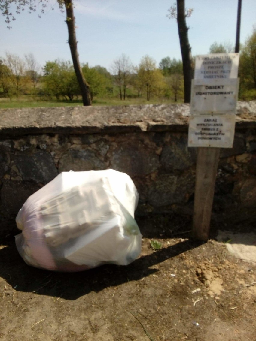 W lesie znaleziono podpisane podręczniki z Krojczyna i rachunki. Tak śmiecą ludzie