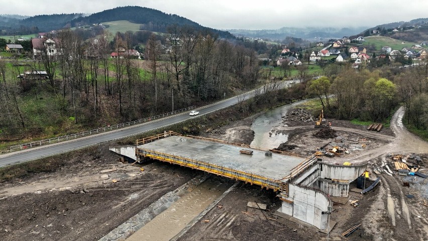 Budowa mostu kolejowego w Klęczanach, nad potokiem Smolnik