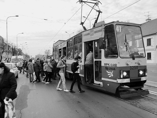Decyzja o utrzymaniu tramwaju nie rozwiązała ostatecznie problemu. Zdaniem mieszkańców, 41 kursuje zbyt rzadko i jest przepełniony.