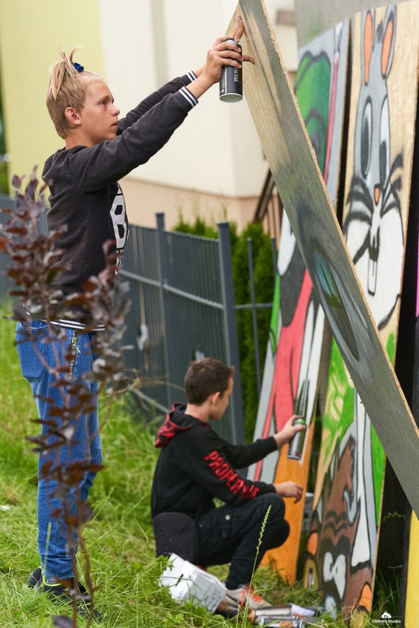 Warsztaty graffiti w Lęborku. Uczestnicy uczą się tej sztuki w Zakątku Kultury [ZDJĘCIA]