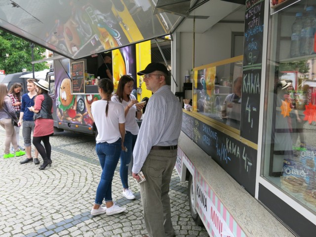 Rynek Smaków w Jeleniej Górze. Zjazd foodtracków na placu Ratuszowym