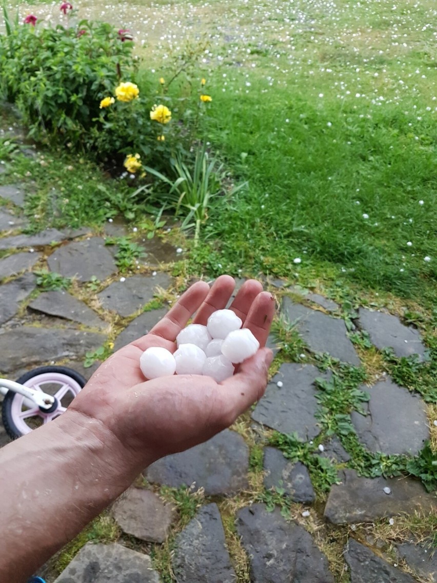 Potężne gradobicie na Orawie. W Lipnicy Małej kule lodu o średnicy 2-3 centymetrów 