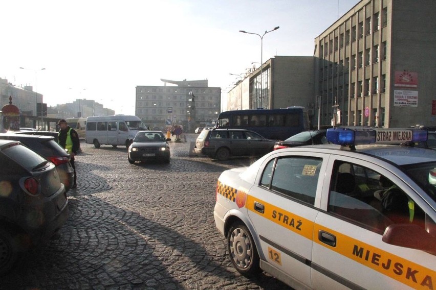 Wielka awantura przed dworcem kolejowym w Kielcach. Taksówkarze walczą o miejsca