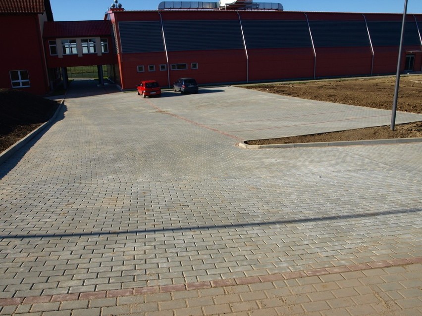 Nowy ciąg pieszo - jezdny i parkingi przy hali w Somoninie