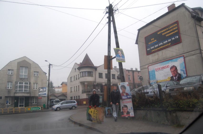 Już w poniedziałek po wyborach sprzątano plakaty wyborcze w Kartuzach