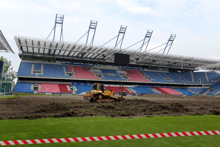 Rozkopali stadion Wisły. Będzie nowa murawa na mecz reprezentacji [ZDJĘCIA, WIDEO]