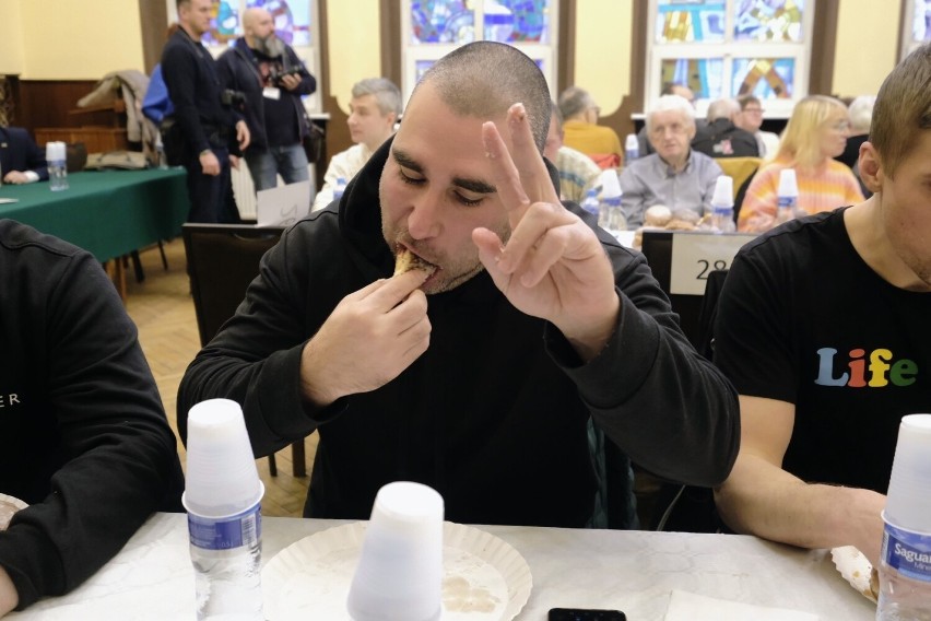 Mistrzostwa polegają na jak najszybszym zjedzeniu 10 pączków...