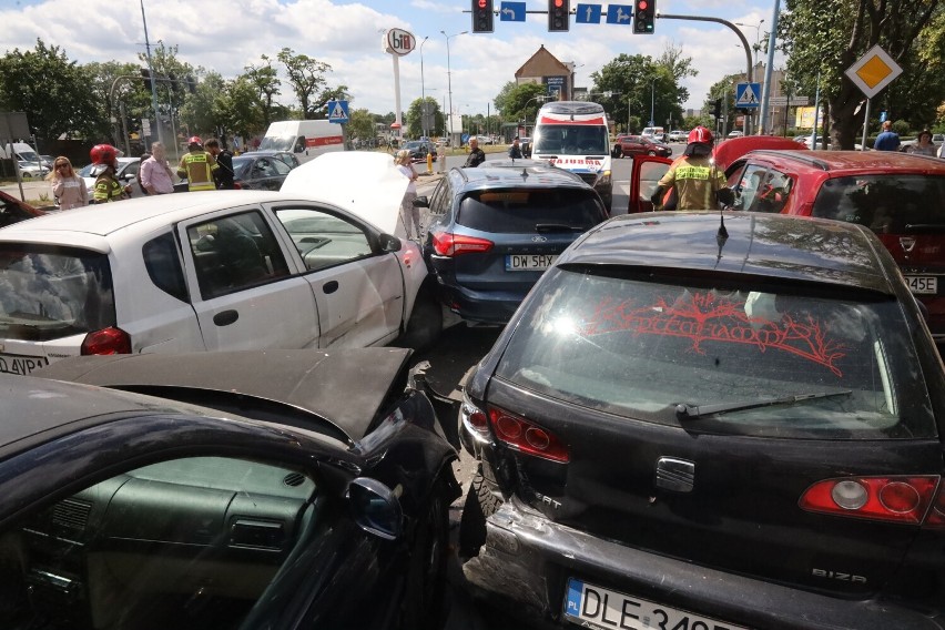 Karambol na alei Piłsudskiego w Legnicy. Zderzyło się dziesięć aut, zobaczcie zdjęcia