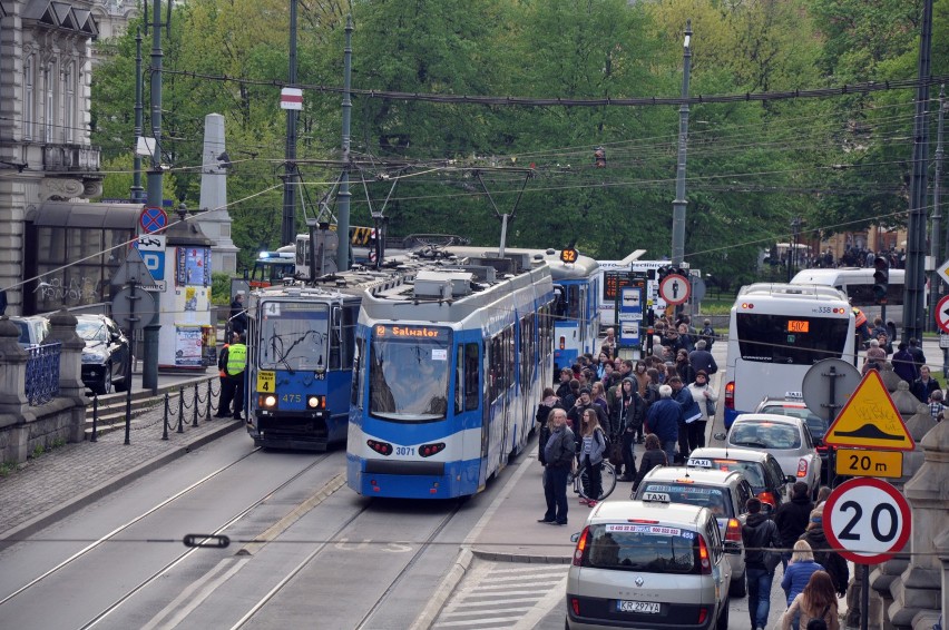 Kraków: wykolejenie tramwaju w centrum miasta [ZDJĘCIA, WIDEO]