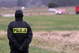 Tragedia w gminie Szydłowiec. 29-latek zginął przygnieciony wozem, drugi mężczyzna w szpitalu