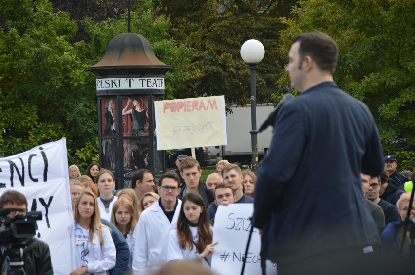 Szczecinianie popierają głodówkę lekarzy. Tłumy na proteście [WIDEO]