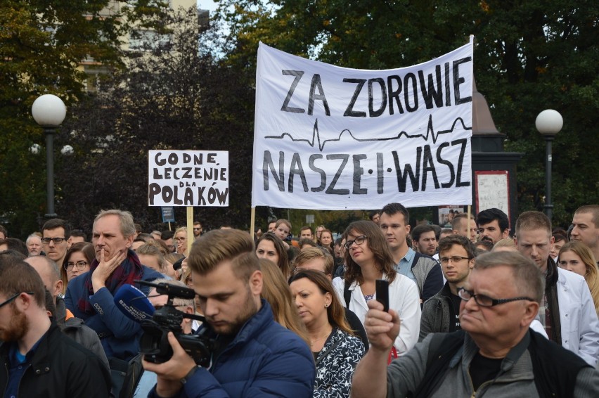 Szczecinianie popierają głodówkę lekarzy. Tłumy na proteście [WIDEO]