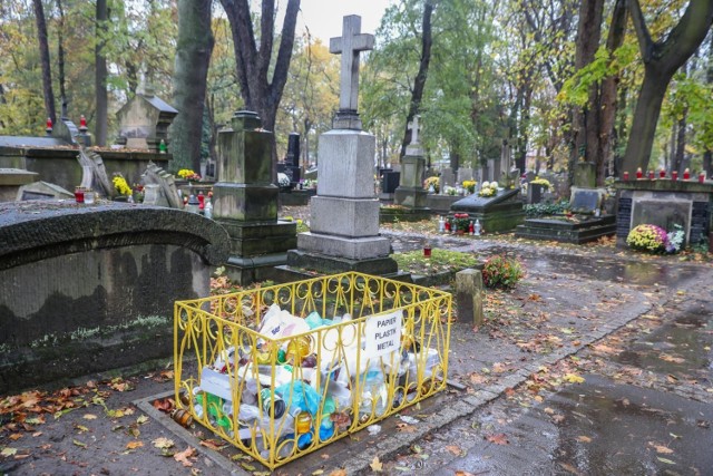 Tak wyglądają śmietniki na cmentarzu Rakowickim