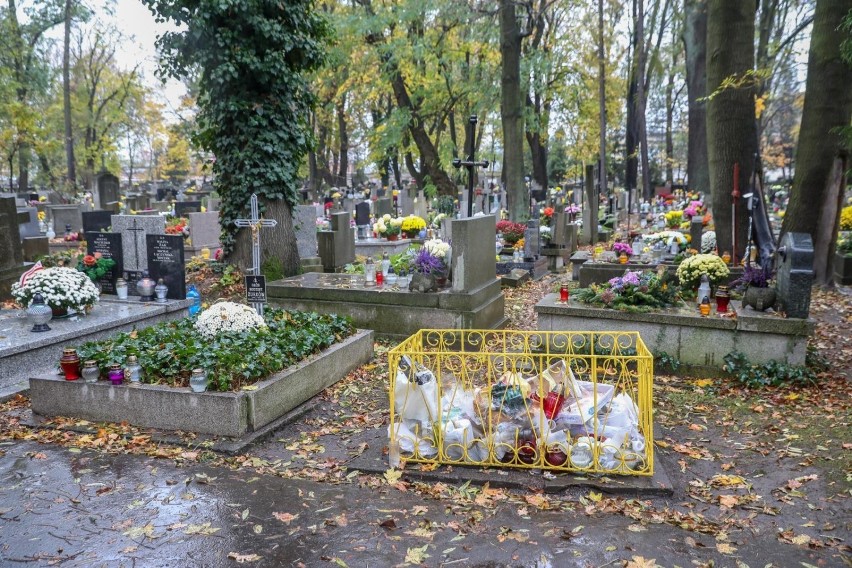 Tak wyglądają śmietniki na cmentarzu Rakowickim