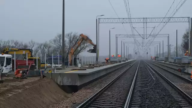 Zdjęcia zostały wykonane podczas budowy peronu w Patrzykowie.