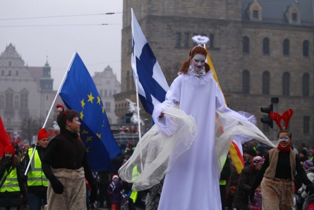 Pochód elfów w Poznaniu: Pomocnicy Św. Mikołaja szli w barwnym korowodzie