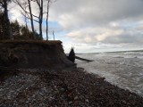 Wietrzna pogoda i wzburzone morze niszczy klify w Orzechowie (zdjęcia)