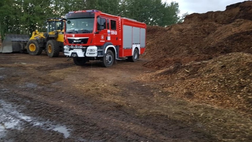 Malechy. Pożar tartaku w gminie Karniewo. Gasiło go 8 jednostek straży pożarnej