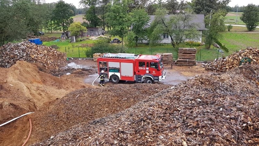 Malechy. Pożar tartaku w gminie Karniewo. Gasiło go 8 jednostek straży pożarnej